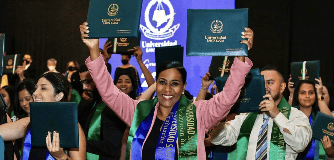 Graduarse a los 50 años es una conquista en la vida de esta costarricense