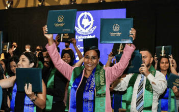 Graduarse a los 50 años es una conquista en la vida de esta costarricense