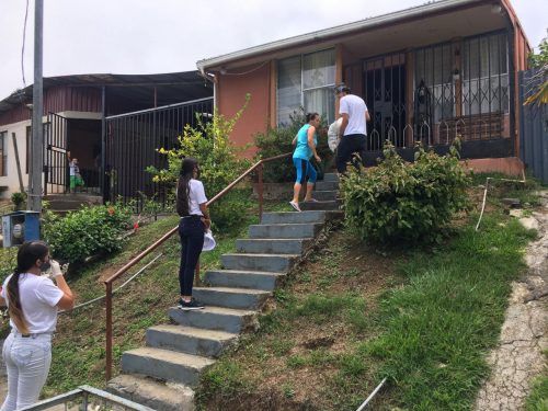 La entrega del combo solidario se hace en las casas de las personas afectadas