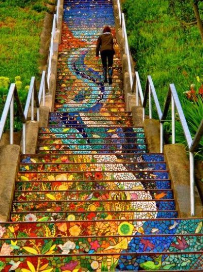 Seguí subiendo la escalera de la montaña de la paz