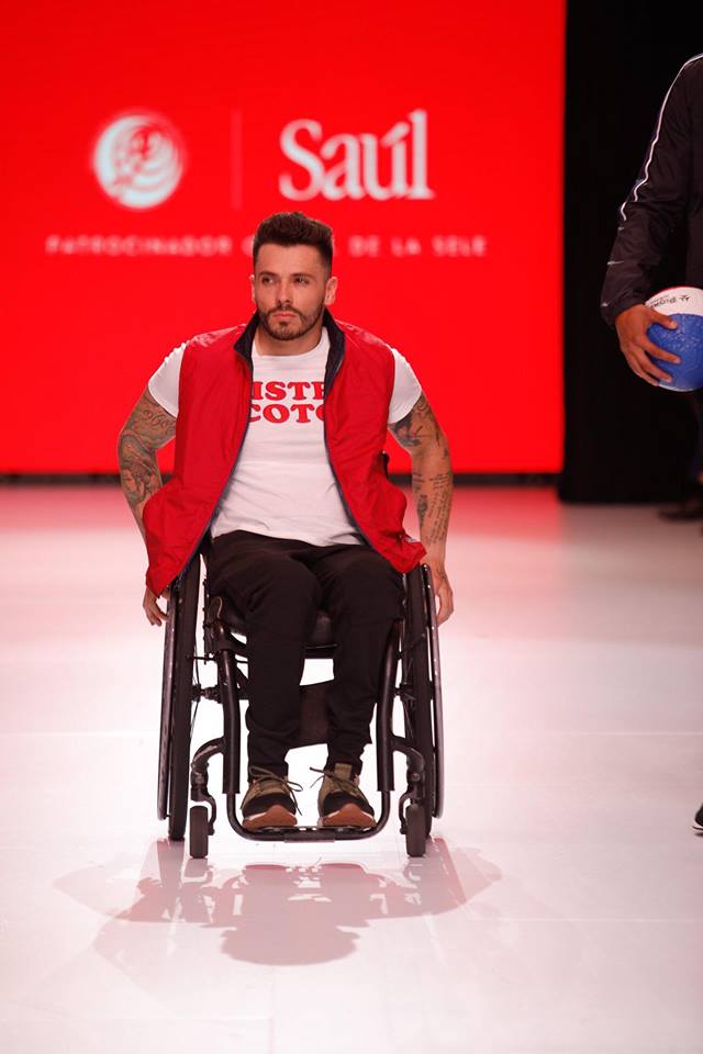 Esteban es el primer tico en participar en silla de ruedas, en el Fashion Week.