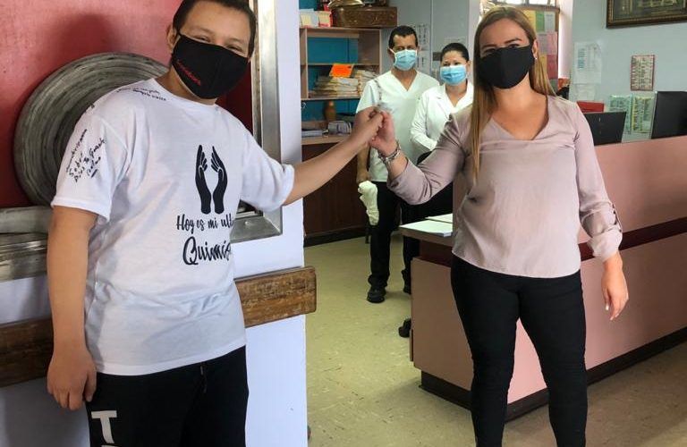 Una foto similar es la que desearía tomar esta familia, al terminar las sesiones de radioterapia