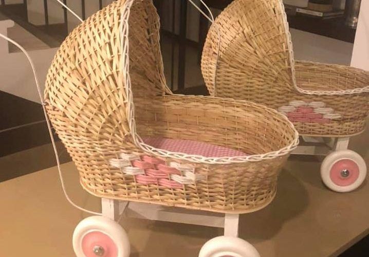 Los coches de Don Gerardo son hechos de mimbre y manubrios de madera