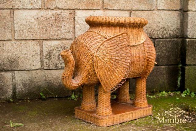 Don Gerardo creó esta canasta en forma de elefante