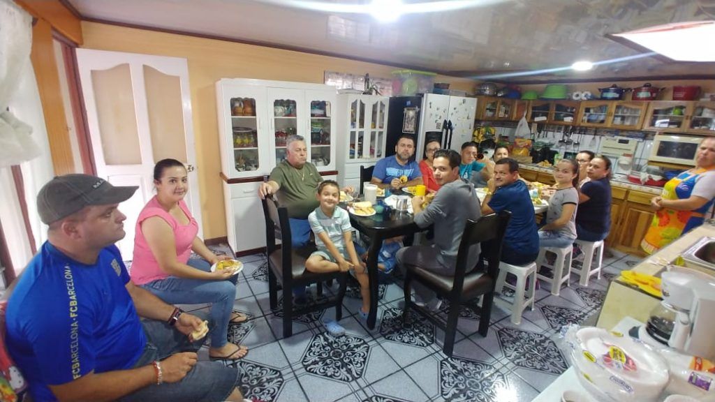La familia se unió en oración por la salud de Don German