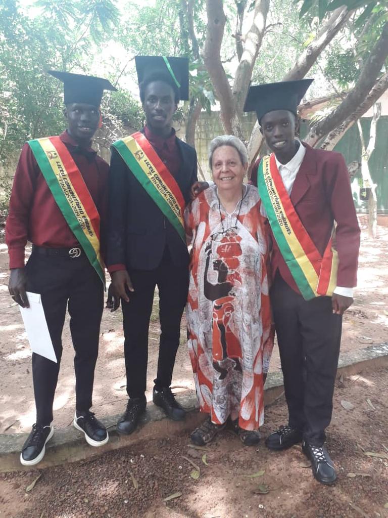 En la Escuela y Colegio Casa Emanuel, muchos niños y jóvenes se han graduado y sus vidas cambian