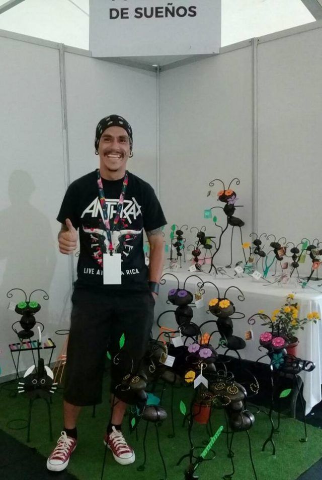Vinicio es un artesano que convierte piedras en hormigas gigantes