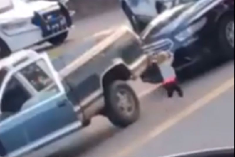 Durante el arresto de sus papás la bebé lo imitó frente a la policia