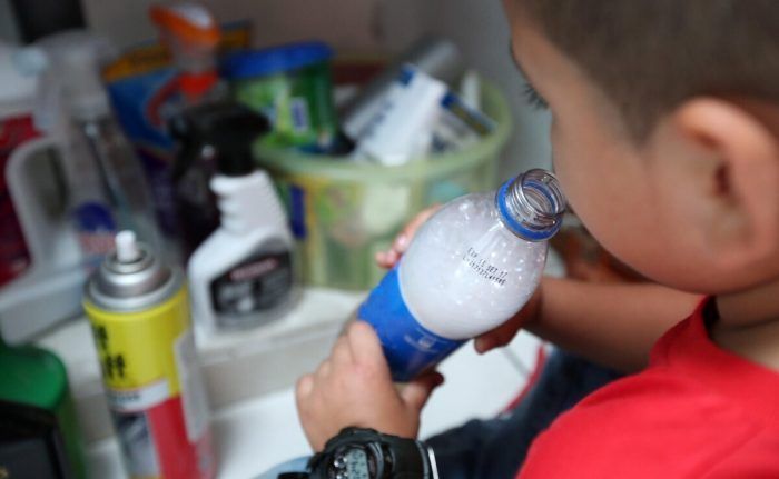 Un menor puede intoxicarse con una botella mal utilizada