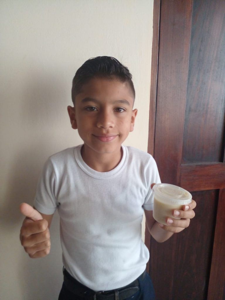 Jafeth prepara el delicioso arroz con leche en compañía de su mamá