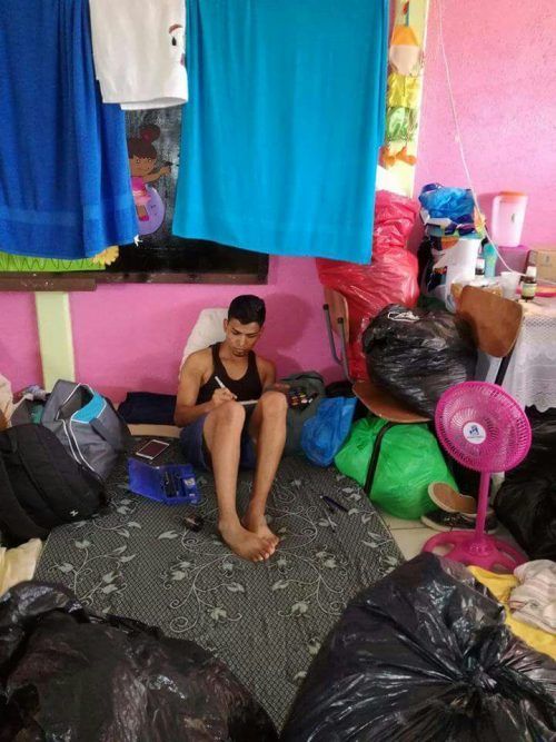 Jonathan vive junto con unas 170 personas en albergue de Cañas, tras Nate