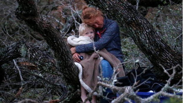 Esta foto de mamá e hija esperando ayuda, le ha dado la vuelta al mundo