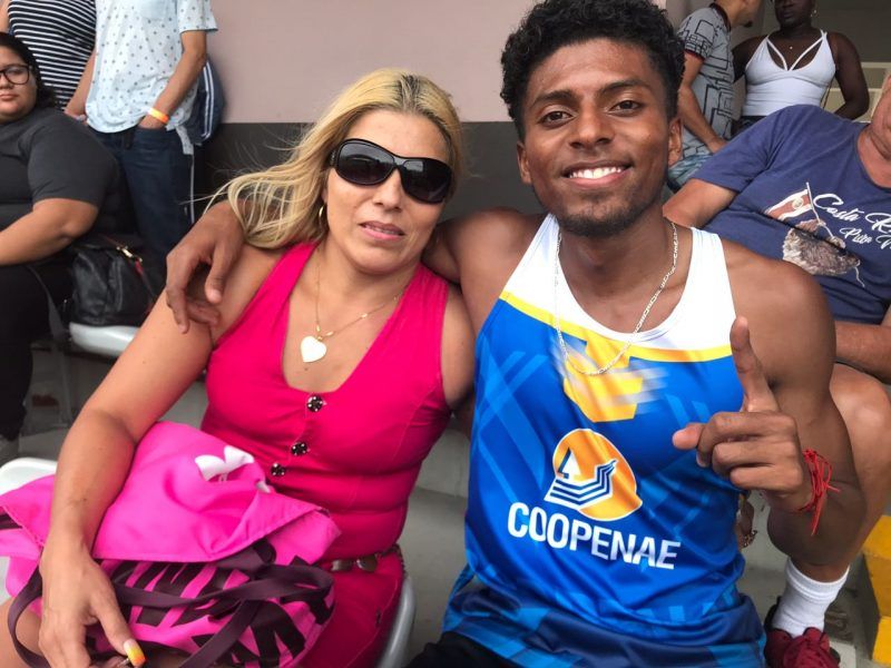 Gerald Drummond y su madre vivieron por lo mas alto el romper marca
