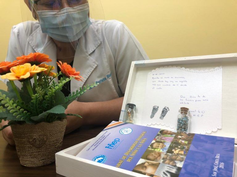 Según el credo, el cofre incluye un rosario y una frase solidaria ante el dolor