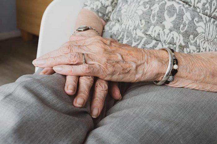 Los adultos mayores de CR son un 6% de todos los contagios por COVID
