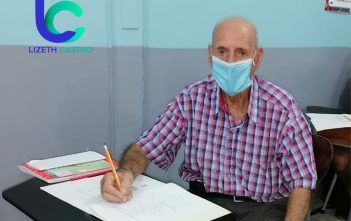 Don Ernesto es alumno a sus 79 años