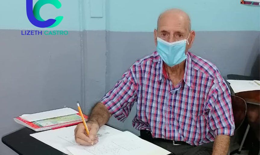 Don Ernesto es alumno a sus 79 años
