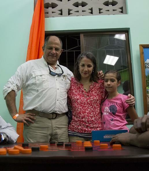 Mercedes Peñas es la esposa del Presidente Solís y madre de Inés