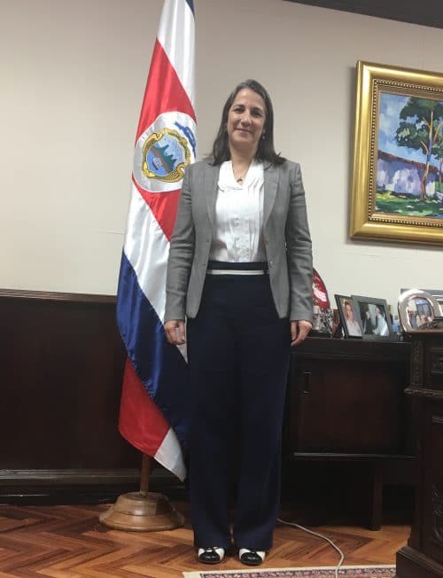 Mercedes Peñas llegó hace 27 años a CR procedente de su natal España
