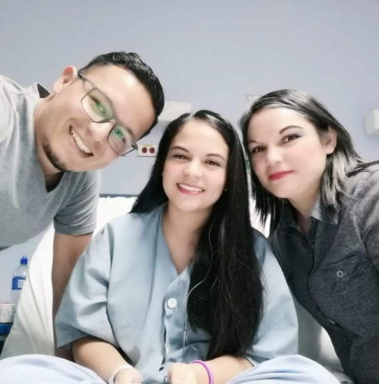 Los padres de Michelle viven buscando el alivio para el dolor de su hija menor