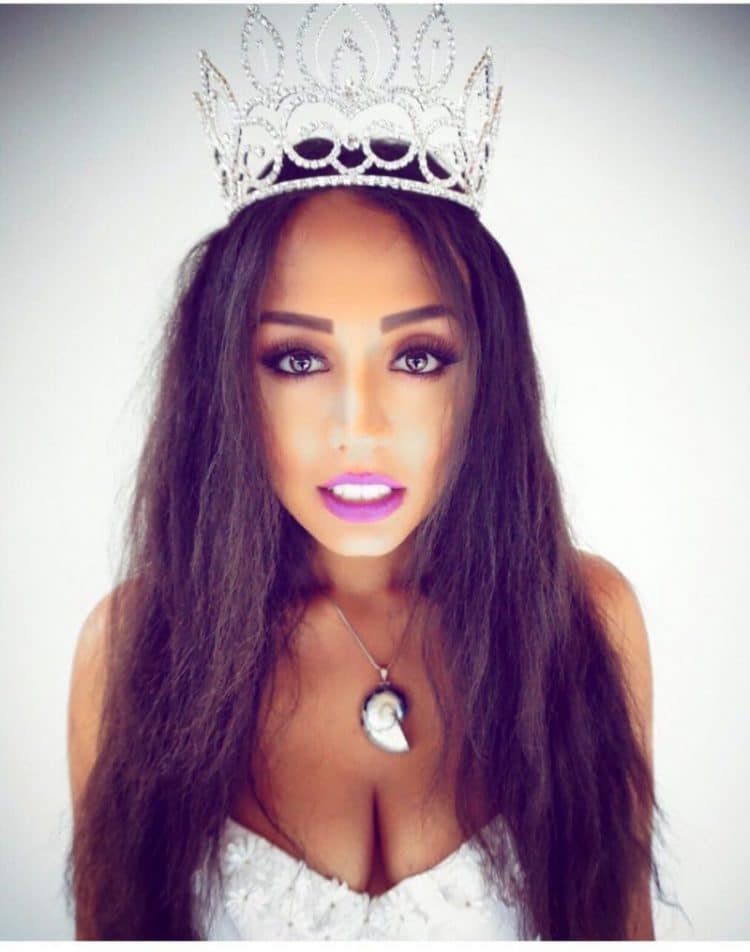 La modelo delgada que se convirtió en reina de belleza, renunció a su corona