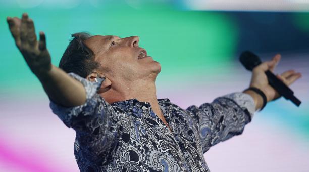 Ricardo Montaner canta el tema "Aunque ahora estés con él"