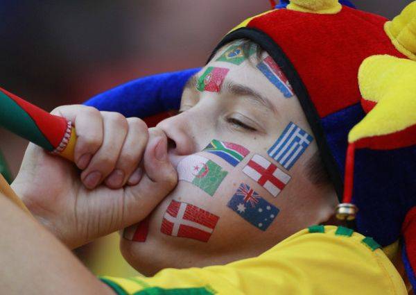 Un niño disfrutando del Mundial, fiesta de pueblos