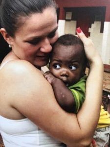 Monserrath y su esposo decidieron ir a Africa para adoptar a Samuel