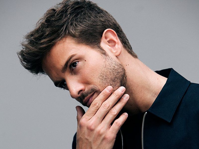 Pablo Alborán vestido de mendigo, nada opaca su talento