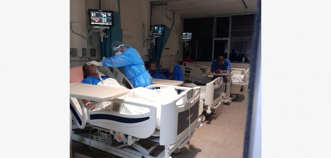 El Sacerdote pasa cama por cama de los hospitales públicos