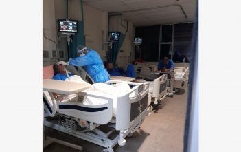 El Sacerdote pasa cama por cama de los hospitales públicos
