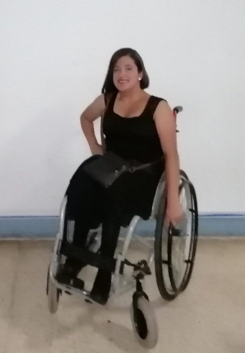 Gabriela supera los obstáculos desde su silla de ruedas