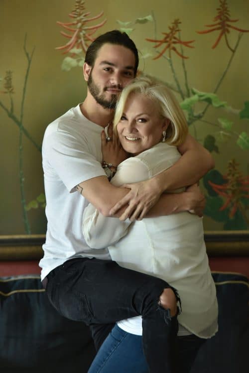 Daniel es el hijo menor de Sylvia Blanco y es actor de profesión