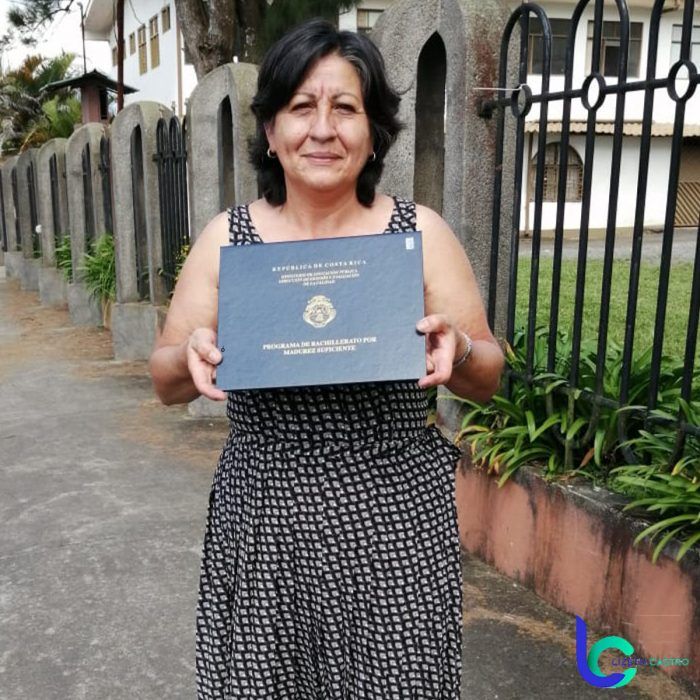 Doña Aurelia inició el colegio con su hijo y lo terminó en este 2020