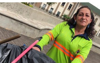 Flor y sus compañeras tienen a cargo la limpieza de la capital