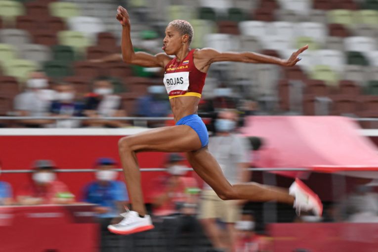 Triple salto, la atleta muta y se convierte en diosa